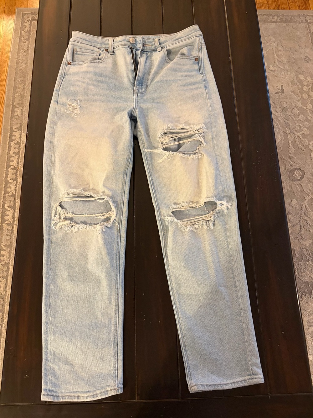 Women’s American Eagle Light Washed Ripped Jeans